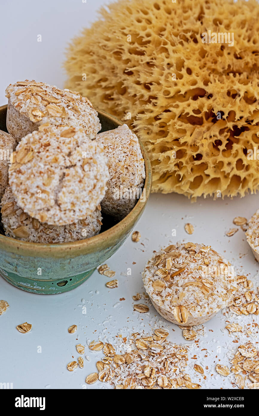 Fai da te in casa bombe da bagno con i fiocchi d'avena e olio essenziale Foto Stock