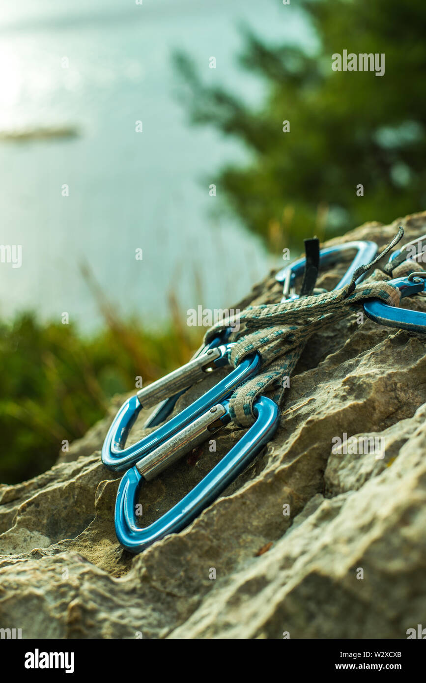 Cavo di sicurezza con quick-richiama, corda e arrampicata attrezzature outdoor su una roccia Foto Stock