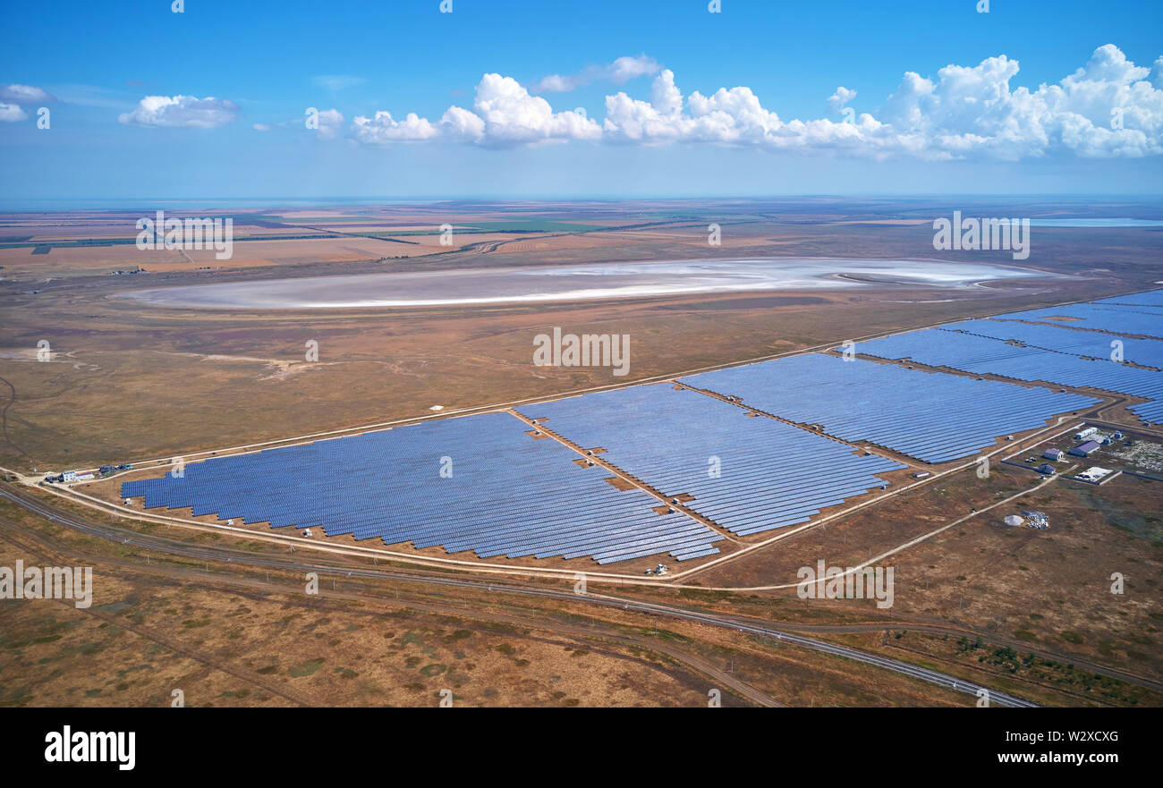 Vista aerea dei campi con i pannelli solari Foto Stock