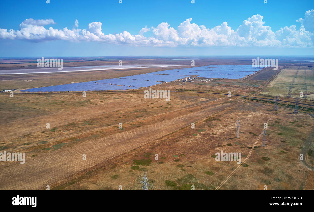 Vista aerea dei campi con i pannelli solari Foto Stock