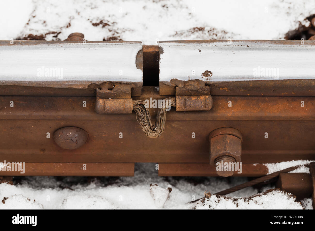 Divario tra rotaie arrugginite. Close-up dettagli ferroviarie foto con messa a fuoco selettiva Foto Stock