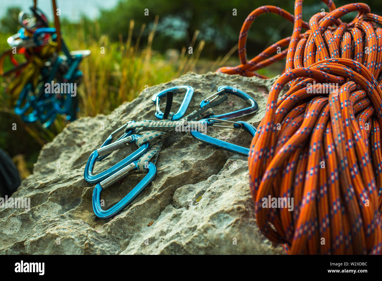 Cavo di sicurezza con quick-richiama, corda e arrampicata attrezzature outdoor su una roccia Foto Stock