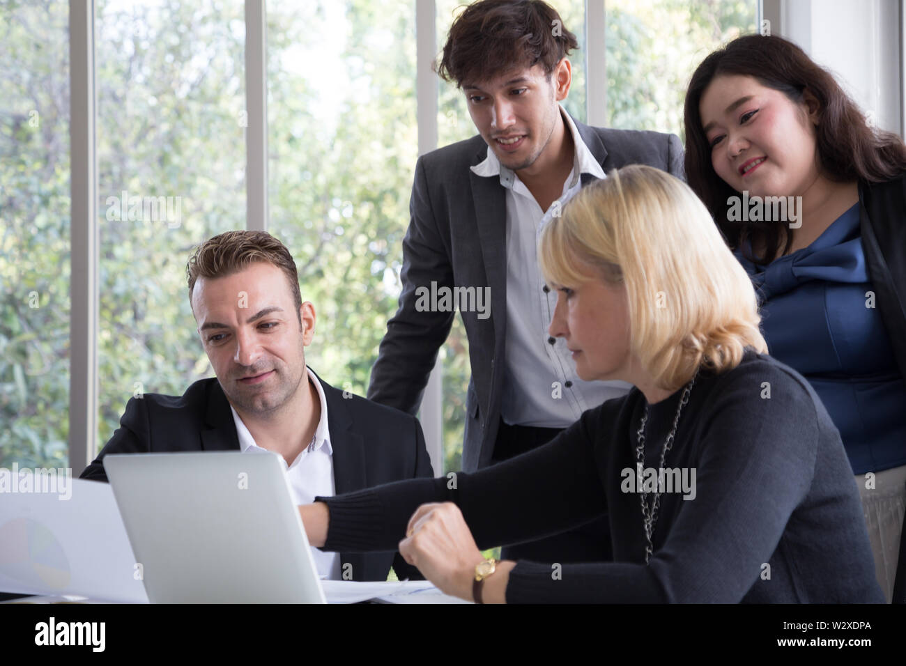 Vendite annuali Sommario incontro con manager, segretario e traduttore in camera Ufficio, collaborazione di le imprese asiatiche ed europee, internazionali c Foto Stock