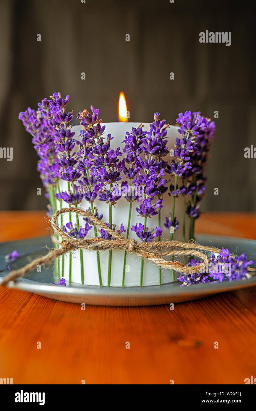 Masterizzazione di candela bianco con lavanda sulla piastra in peltro Foto Stock