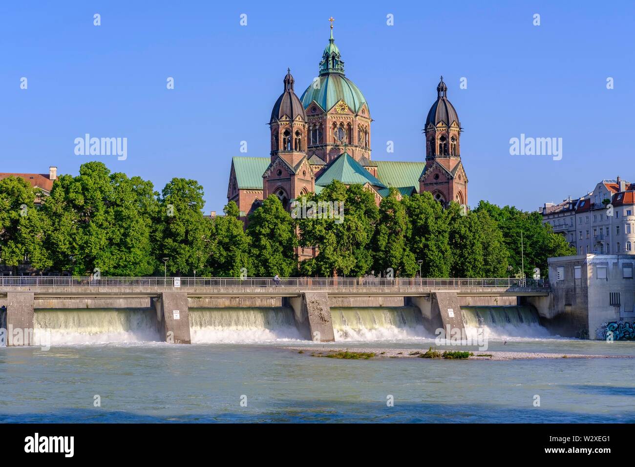 Chiesa di San Lukas, Isar con Wehrsteg, Lehel Monaco di Baviera, Baviera, Baviera, Germania Foto Stock