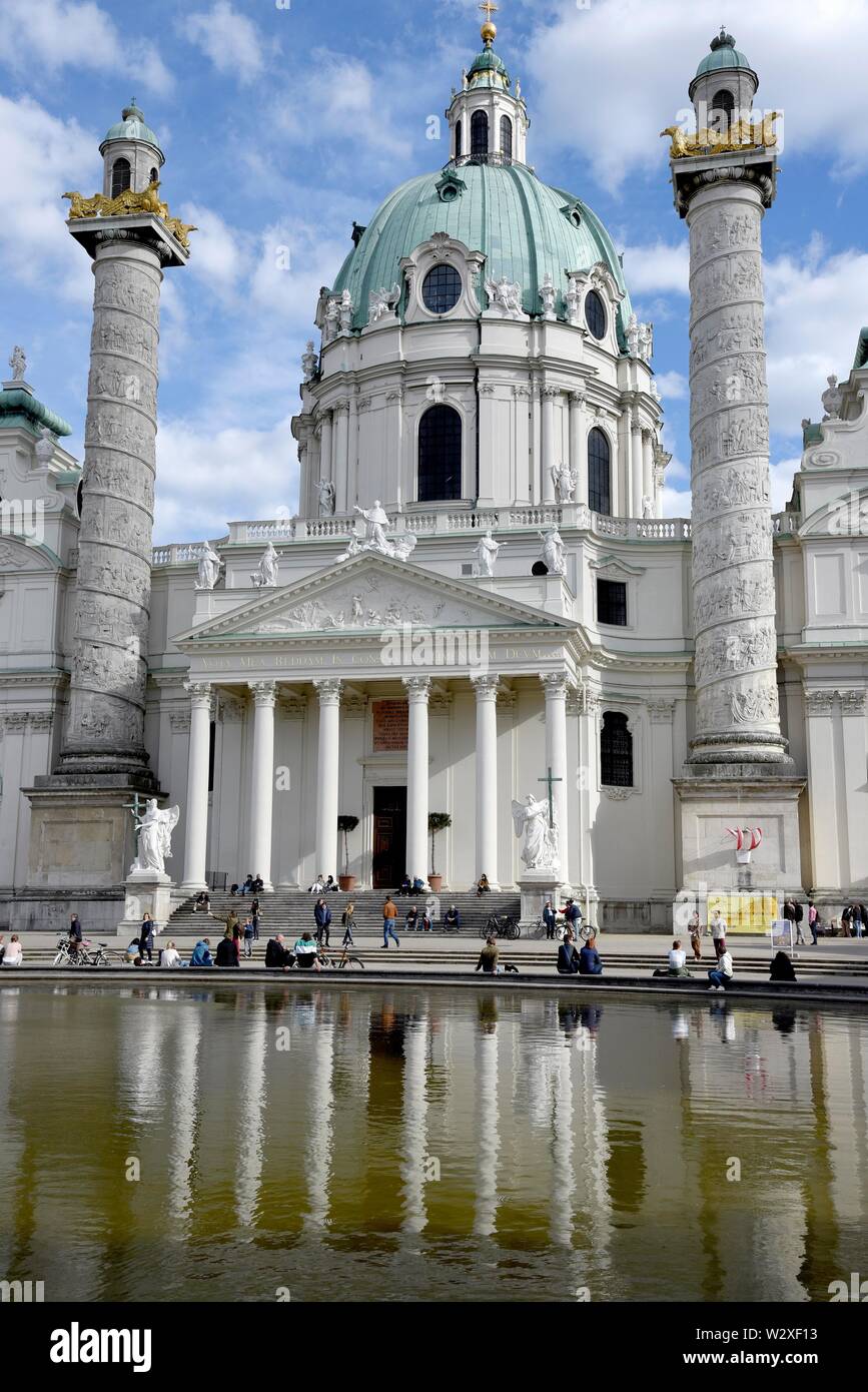 La Chiesa di San Carlo con fontana, Vienna, Austria Foto Stock