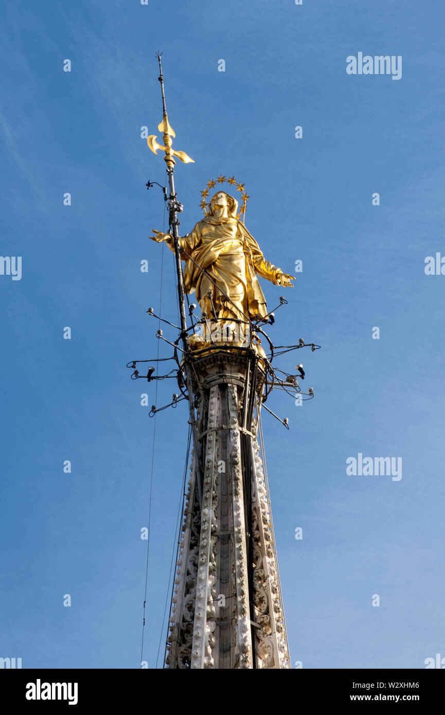 L'Italia, Lombardia, Milano, Duomo, la statua della Madonnina Foto Stock