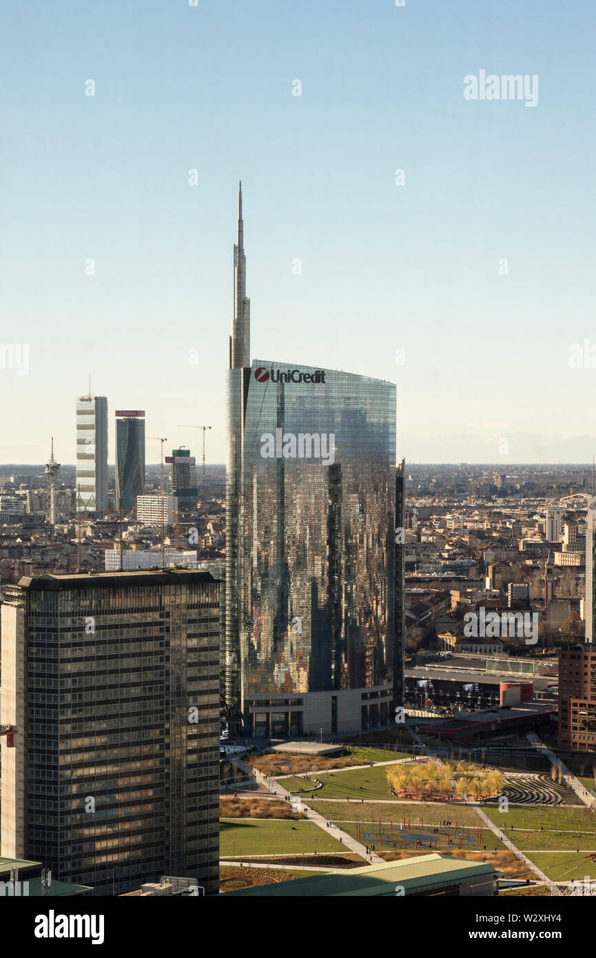 L'Italia, Lombardia, Milano, cityscape con Unicredit Torre del Belvedere ENZO JANNACCI in grattacielo Pirelli Foto Stock