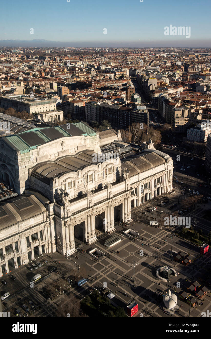 L'Italia, Lombardia, Milano, Stazione Ferroviaria Centrale da Enzo Jannacci Belvedere in grattacielo Pirelli Foto Stock