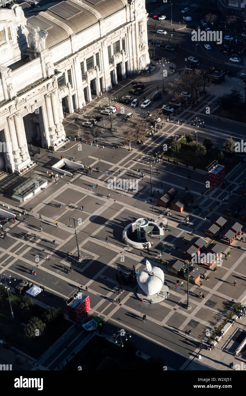 L'Italia, Lombardia, Milano, Stazione Centrale Piazza da Enzo Jannacci Belvedere in grattacielo Pirelli Foto Stock