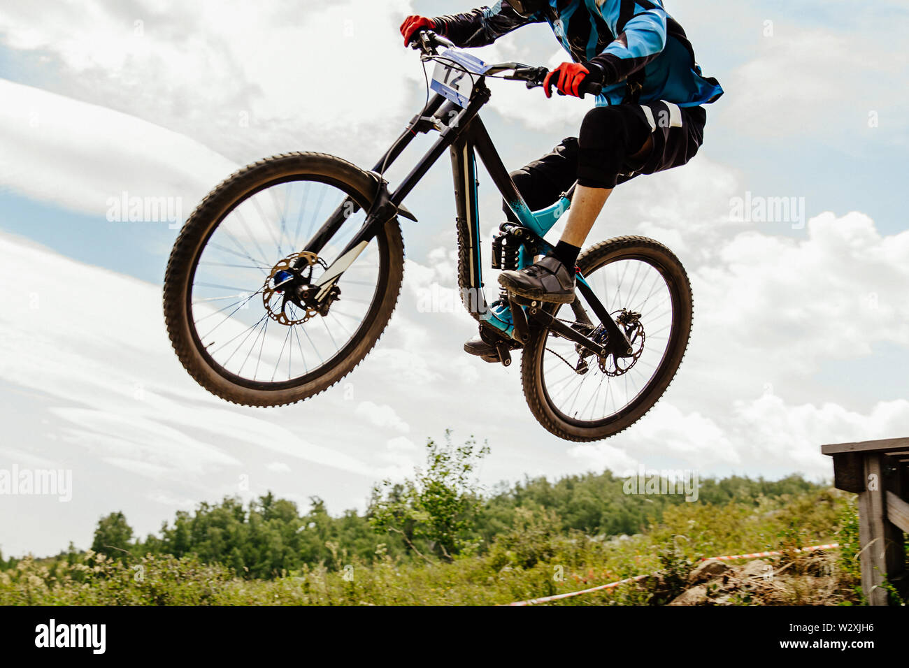 Discesa con la mountain bike rider jumping drop sfondo nel cielo Foto Stock