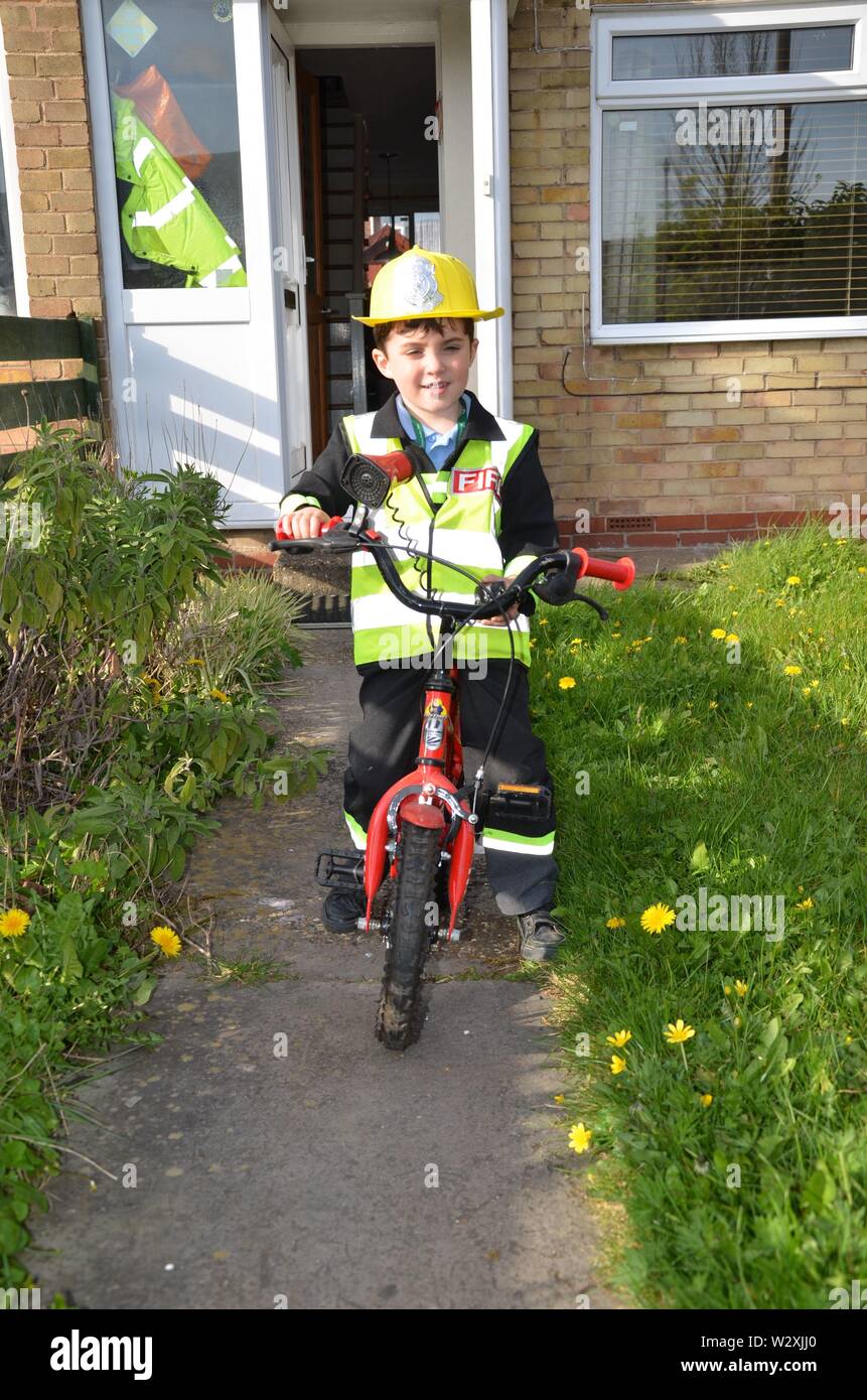 Ragazzo giovane vestito come un pompiere, gioco di ruolo Foto Stock