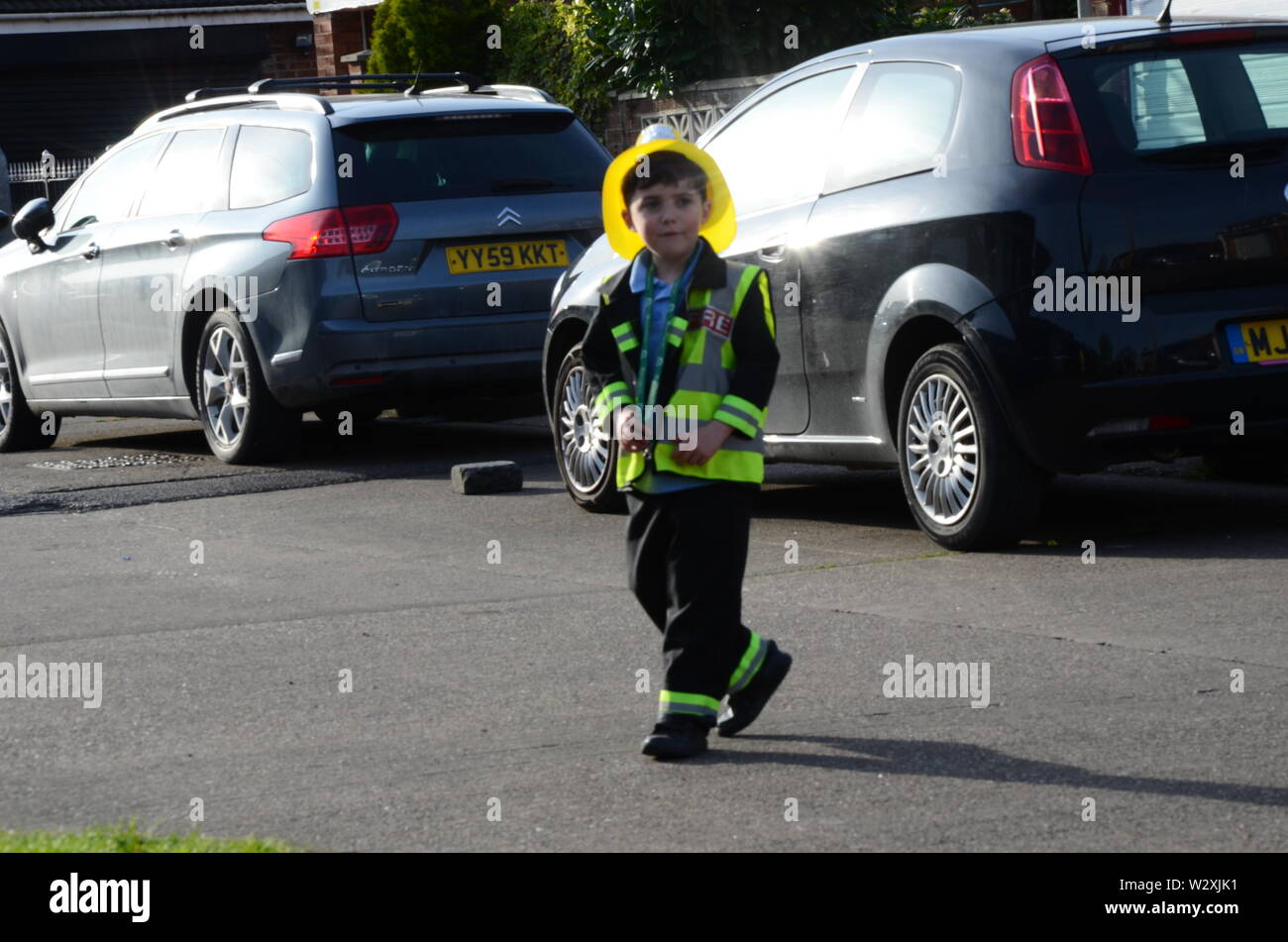 Ragazzo giovane vestito come un pompiere, gioco di ruolo Foto Stock