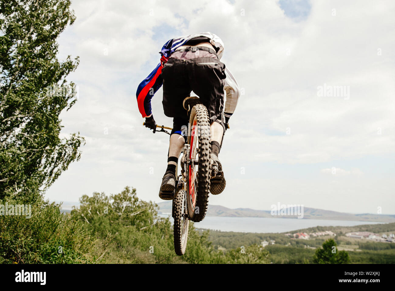 Torna dh rider jumping in discesa con la mountain bike Foto Stock