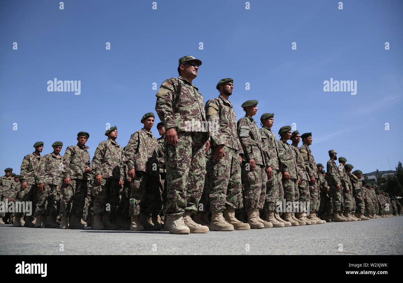 A Kabul, Afghanistan. 10 Luglio, 2019. Soldati di prendere parte ad una cerimonia di laurea a Kabul, capitale dell'Afghanistan, 10 luglio 2019. Un totale di 1.107 giovani afghani sono stati commissionati all'esercito nazionale il mercoledì dopo 12 settimane di corso di formazione, il capo dell ufficio relazioni con il pubblico del militare di Kabul Centro Formazione Barat Ali detto. Credito: Rahmat Alizadah/Xinhua/Alamy Live News Foto Stock