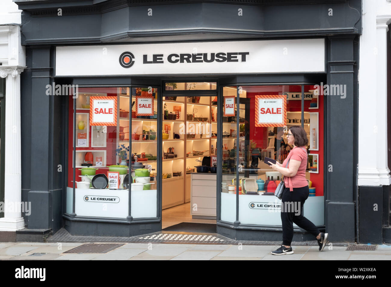 Le Creuset shop o negozio di fronte, rivenditore francese di pentole, meglio nota per smaltate colorate in ghisa pentole, REGNO UNITO Foto Stock