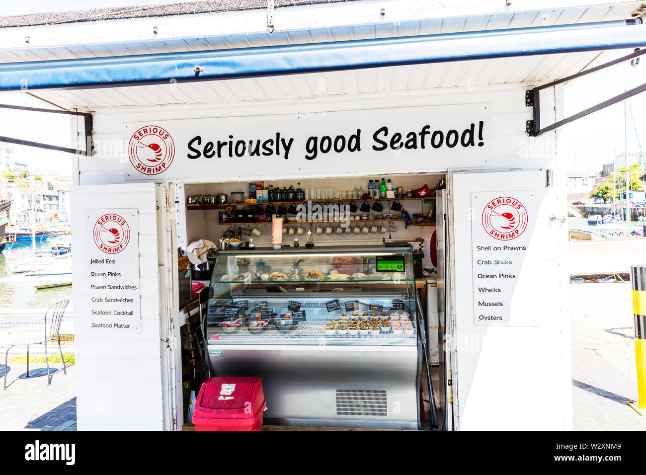 Brixham stallo a base di pesce e frutti di mare di stallo, Brixham Brixham Devon UK, gamberi in stallo, Igiene alimentare Rating, frutti di mare, stallo bancarelle shack, baracche, capanna, capanne, Foto Stock