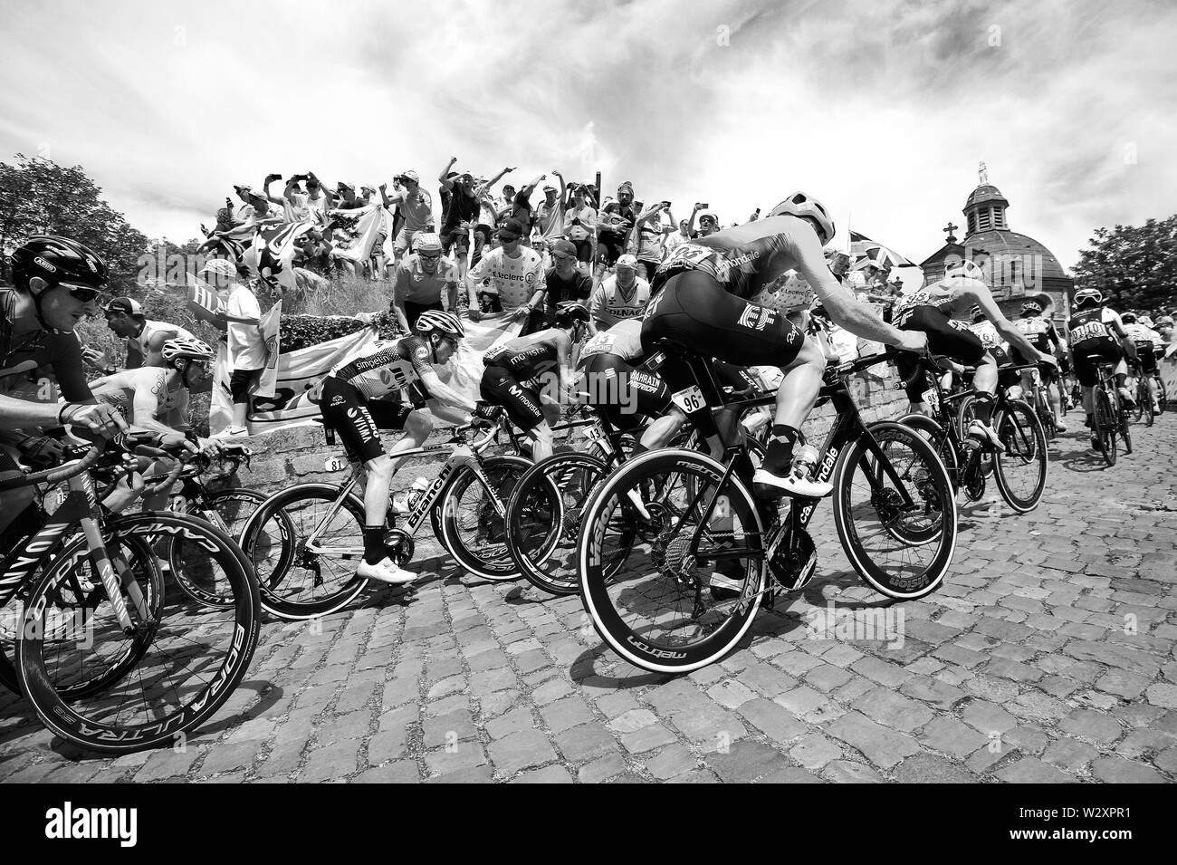 Escursioni in bicicletta, Tour de France, Grand partono in Bruxelles, 1° stadio. Il peloton sul percorso di culto Muur van Geraardsbergen. Foto Stock