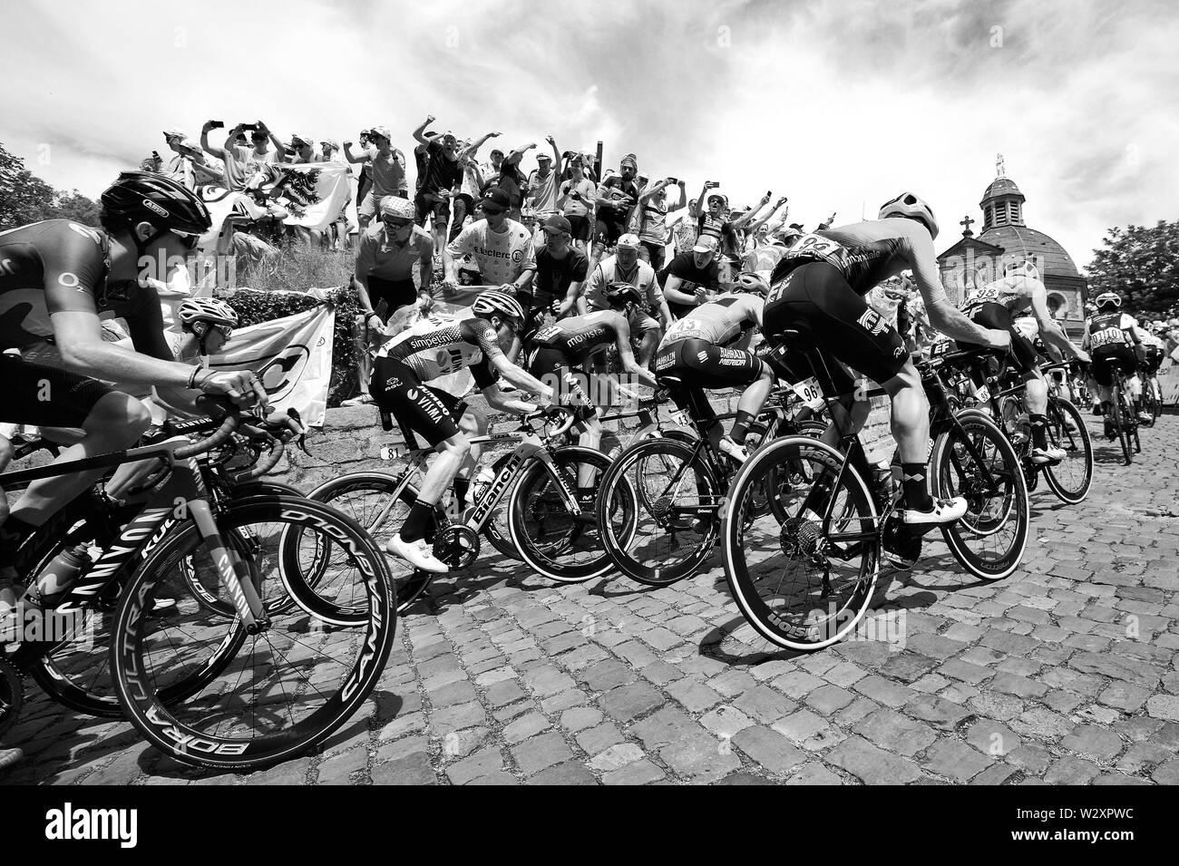 Escursioni in bicicletta, Tour de France, Grand partono in Bruxelles, 1° stadio. Il peloton sul percorso di culto Muur van Geraardsbergen. Foto Stock