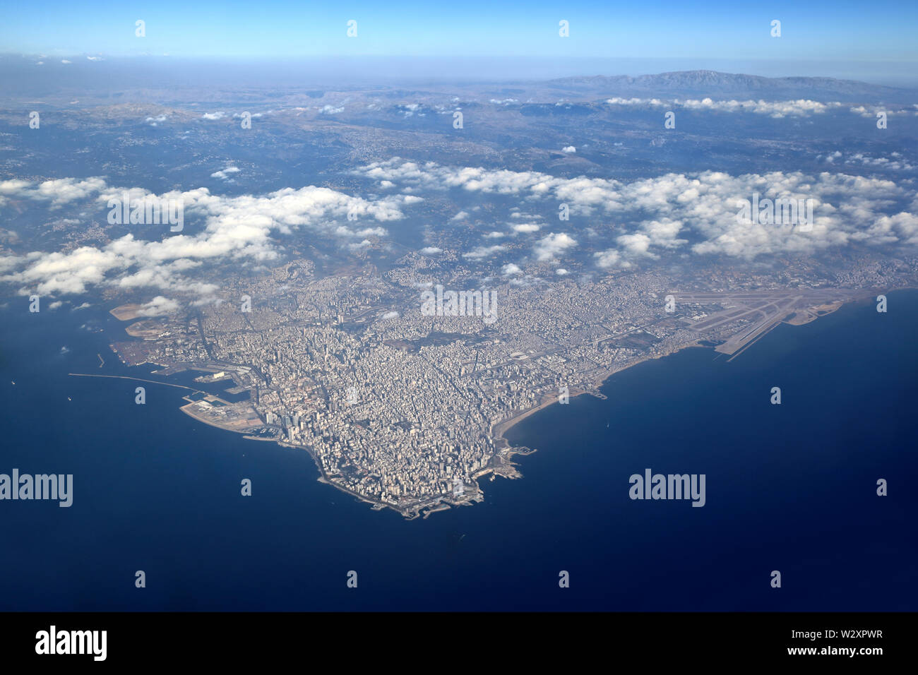 Il Libano dalla montagna al mare: Antenna vista dal monte Libano per la città di Beirut del litorale. Foto Stock