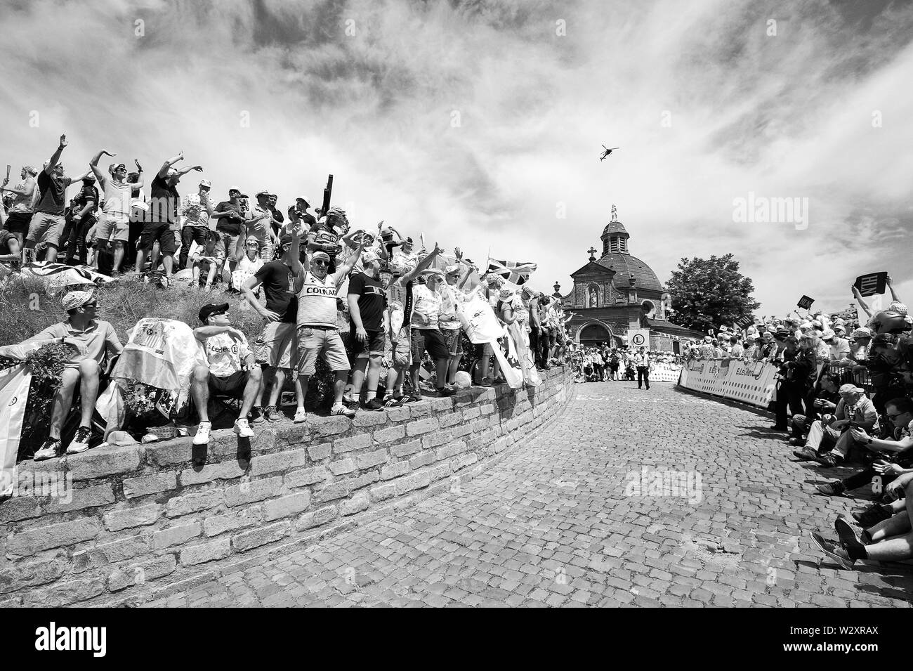 Escursioni in bicicletta, Tour de France, Grand partono in Bruxelles, 1° stadio. Ventole a culto via Muur van Geraardsbergen. Foto Stock