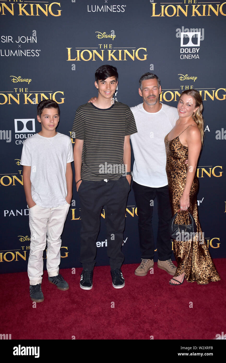 Eddie Cibrian e moglie LeAnn Rimes con figli Mason Edward Cibrian e Jake Austin Cibrian presso il world premiere del film "Il Re Leone" presso il Teatro Dolby. Los Angeles, 09.07.2019 | Utilizzo di tutto il mondo Foto Stock