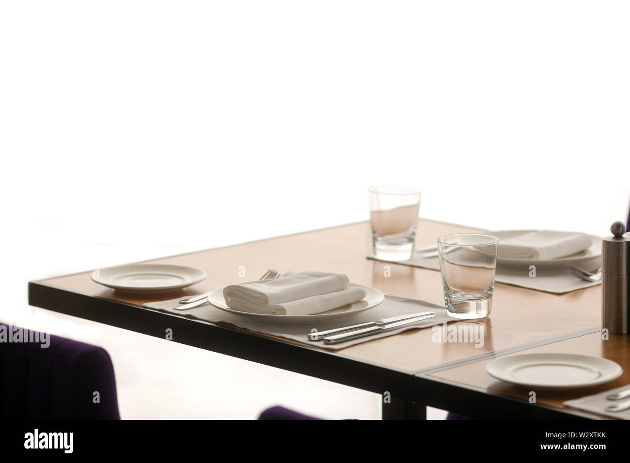 Tavolo e sedie pronto per servire pasti Foto Stock