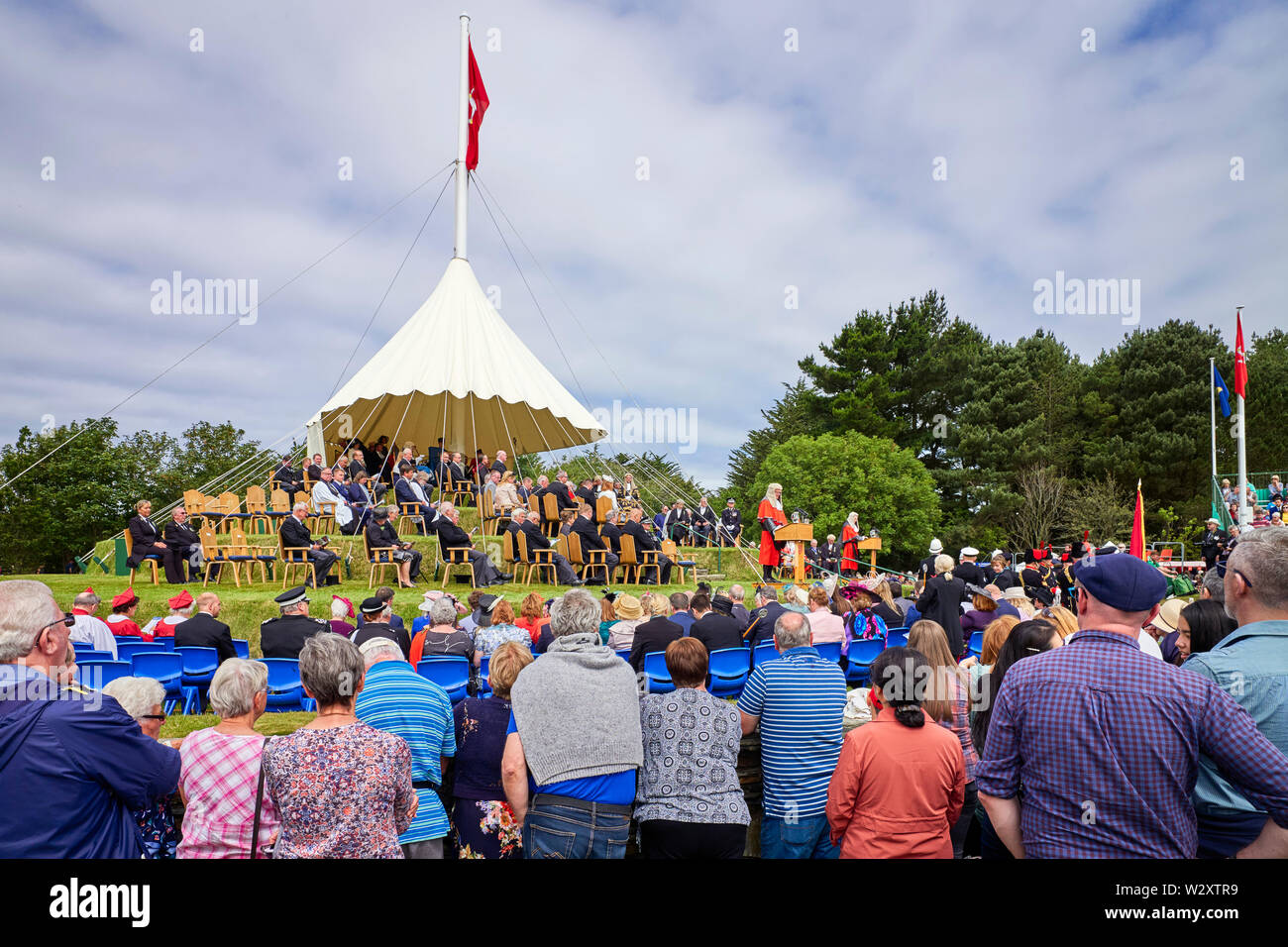 La folla guarda come due deemsters leggere le nuove leggi in inglese e Manx a Tynwald giorno ceremonly il 5 luglio di ogni anno Foto Stock