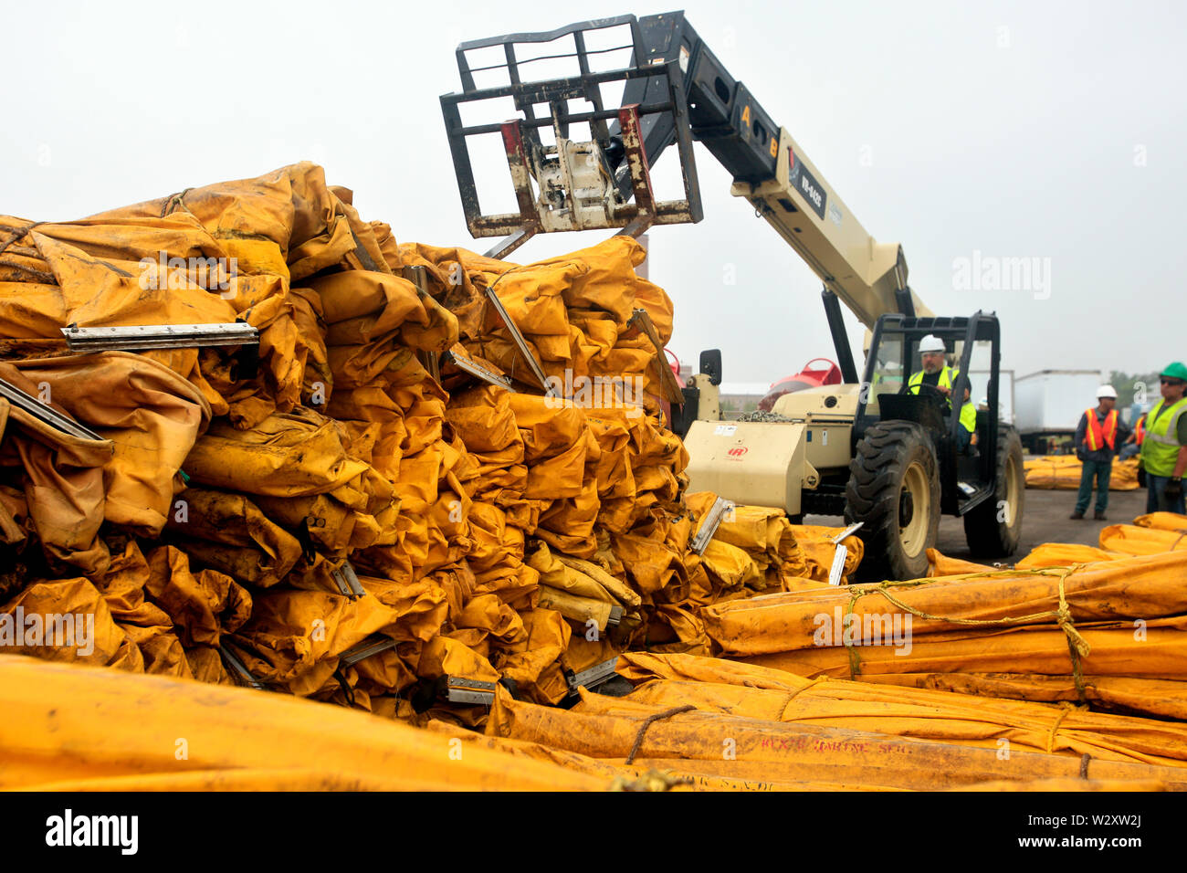 US Coast Guard i lavoratori portuali in Pensacola stazione aria prepara i bracci di olio per essere distribuiti lungo la linea costiera interessata dalla Deepwater Horizon fuoriuscite di olio. Foto Stock