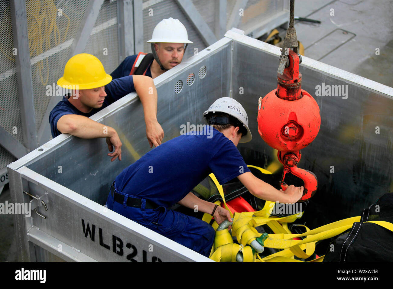L'equipaggio a bordo della USCG Cypress carico di taglio attrezzature per la scrematura di fuoriuscite di olio. La nave è unire USCG Oak in uno sforzo per Scorriamo alcune della marea nera proveniente dalla Deepwater Horizon fuoriuscite di olio. Foto Stock