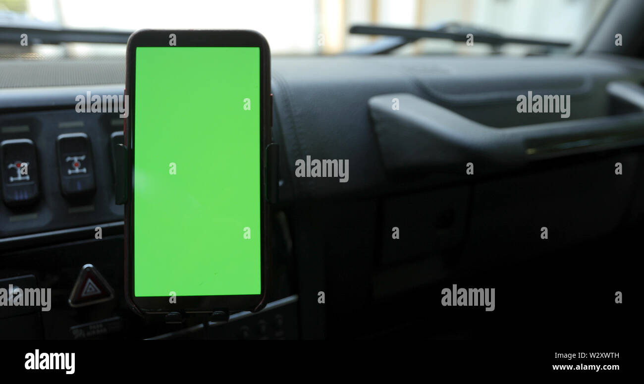 Smartphone con una schermata verde in auto Foto Stock