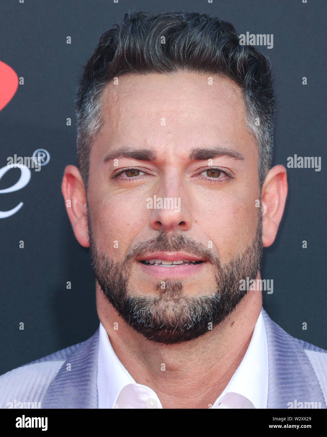 Los Angeles, California, USA. 10 Luglio, 2019. Attore Zachary Levi indossare tuta Dzojchen, Kenneth Cole sneakers e Garrett Leight occhiali da sole arriva a 2019 ESPY Awards tenutosi presso il Teatro di Microsoft L.A. In diretta su luglio 10, 2019 a Los Angeles, California, Stati Uniti. (Foto di Xavier COLLIN/Image Press Agency) Credito: Image Press Agency/Alamy Live News Foto Stock