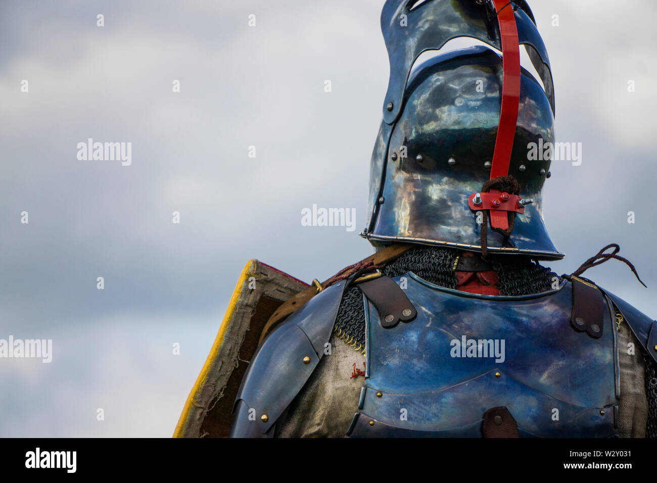 Un valoroso cavaliere medievale wering un casco Foto Stock