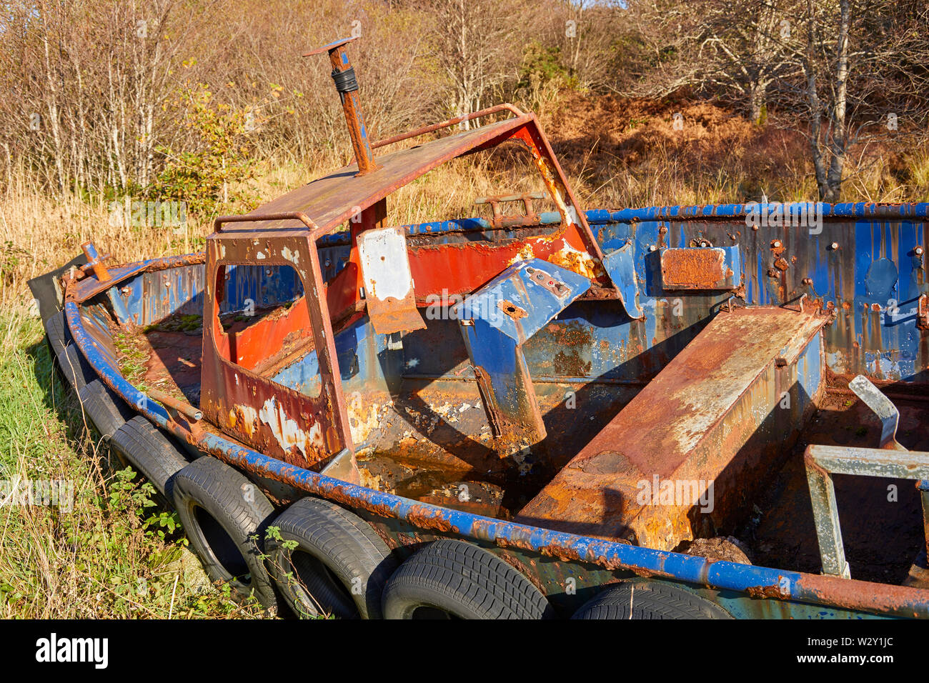 Abbandonate la barca di metallo, spiaggiata a Loch Sunart Foto Stock