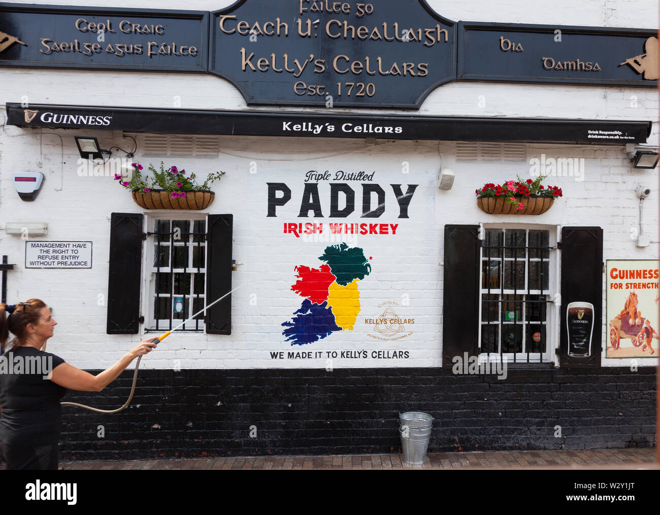 In Irlanda del Nord, Belfast, esterna di Kellys Cantine bar pubblico in piazza bancaria. Foto Stock