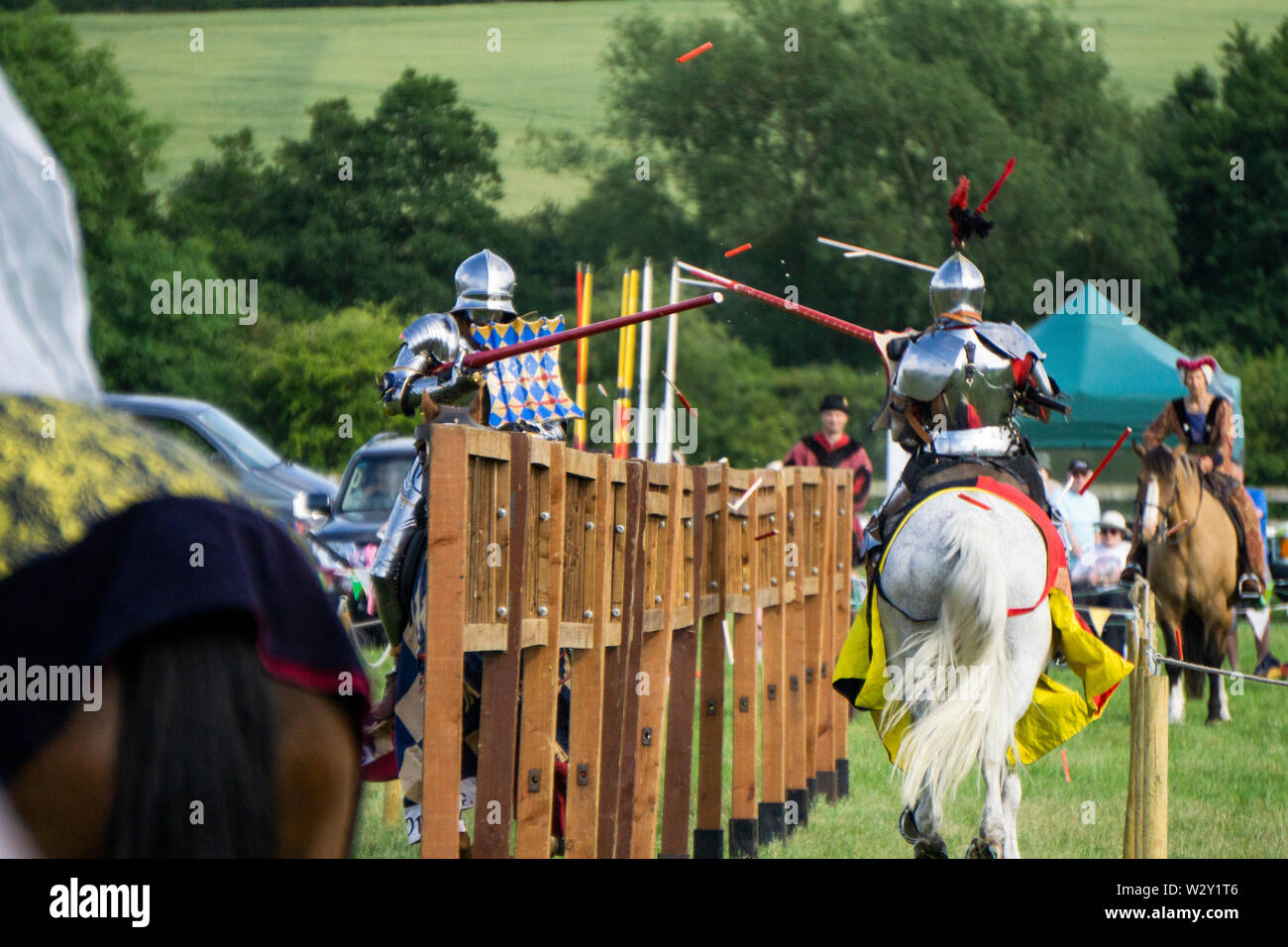Brackley, Regno Unito - 7 Giugno 2019: persone vestite come cavalieri medievali a cavallo prendere parte in una giostra la concorrenza Foto Stock