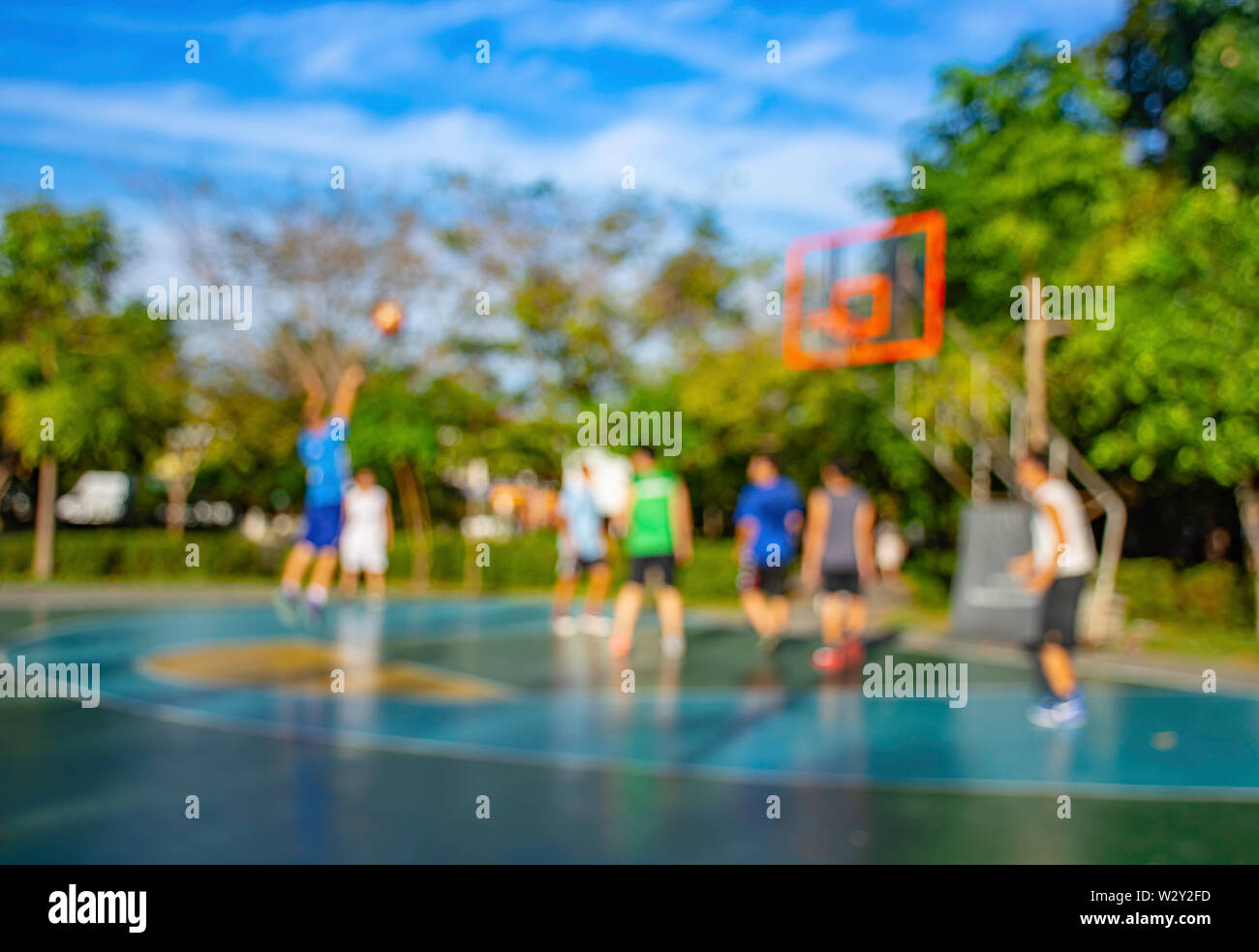 Immagini sfocate di uomini anziani e ragazzi giocare a basket in mattina a BangYai Park , Nonthaburi in Thailandia. Foto Stock