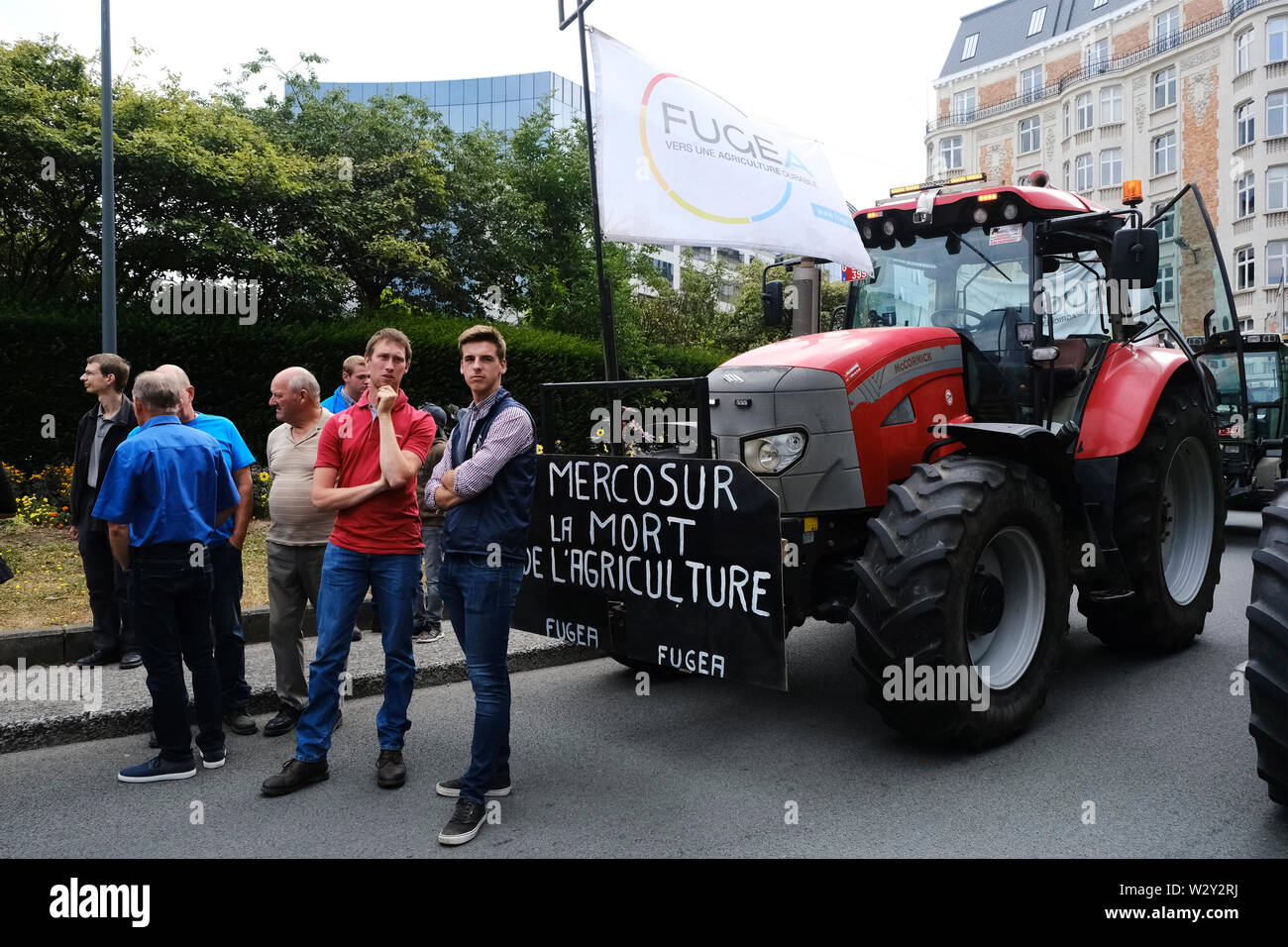 Bruxelles, Belgio. 11 luglio 2019. I trattori sono visti al di fuori dell'UE la sede centrale della Commissione come gli agricoltori partecipano in una protesta contro la Ue del Mercosur accordo commerciale. Credito: ALEXANDROS MICHAILIDIS/Alamy Live News Foto Stock