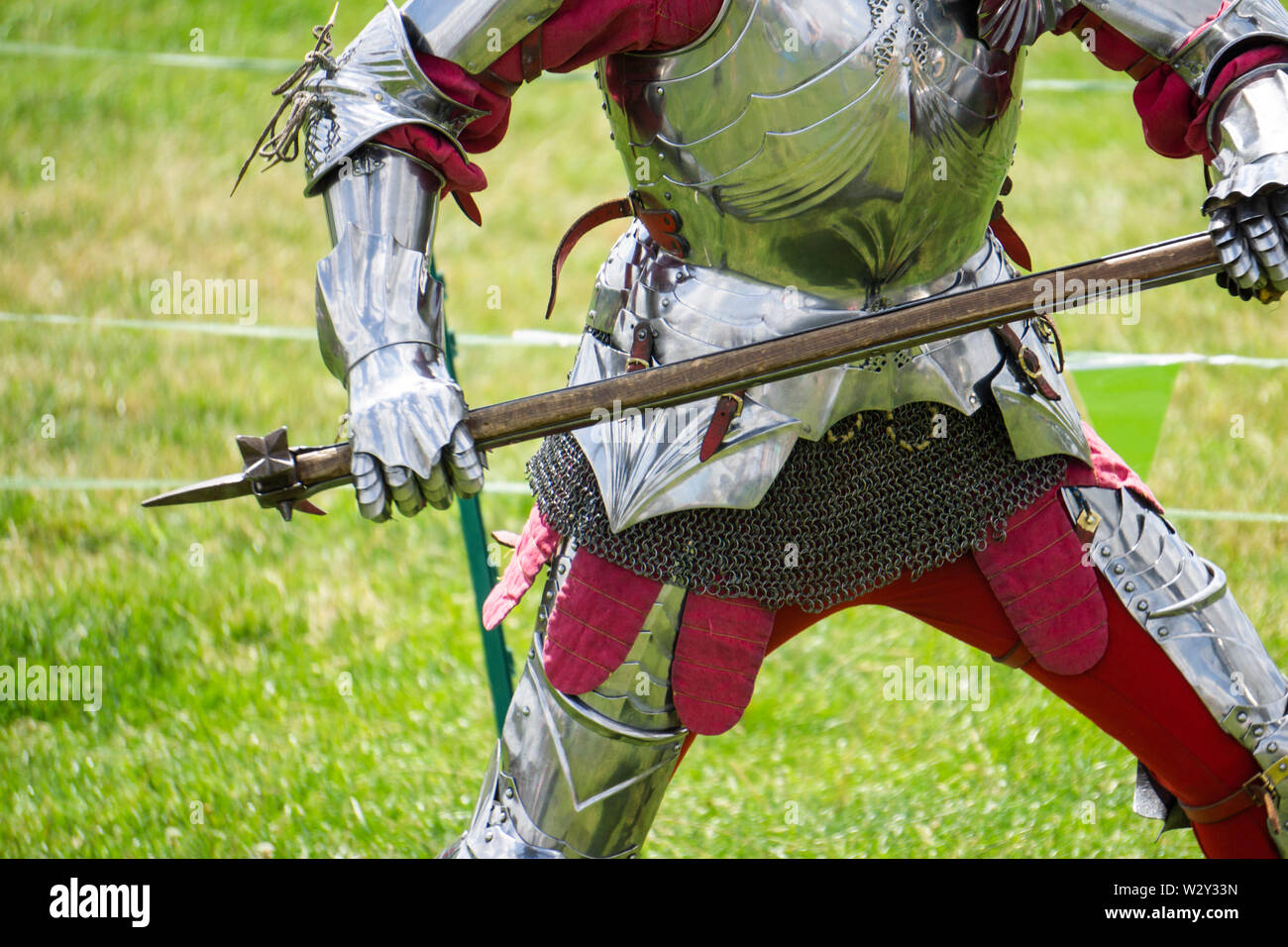 Un cavaliere medievale in amrour tenendo un arma Foto Stock