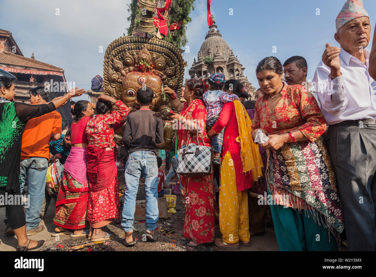 Dando la preghiera al Rato Machindranath Chariot festival di Kathmandu Foto Stock