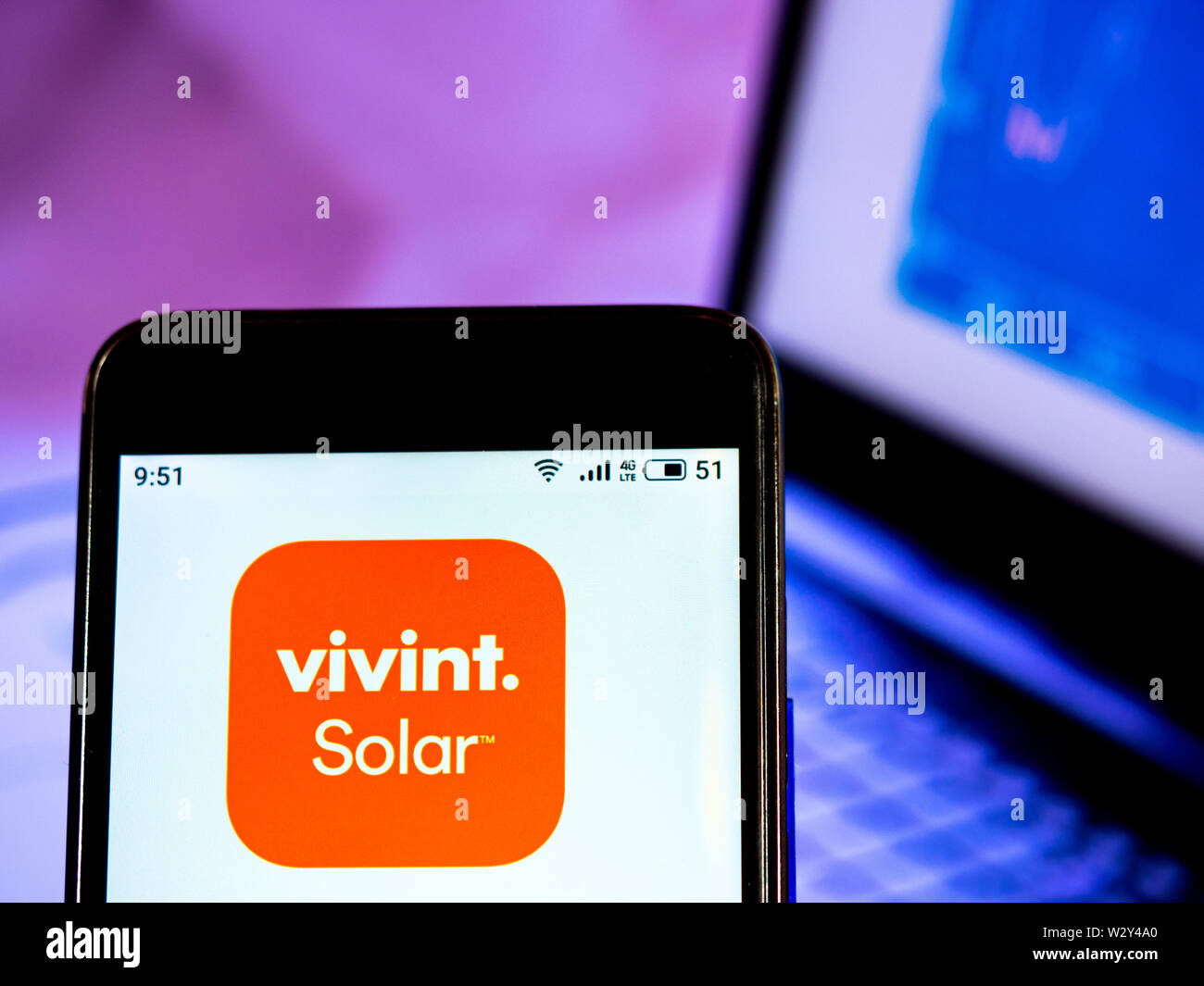 In questa foto illustrazione il Vivint solare, Inc. Il logo è visto visualizzata su uno smartphone Foto Stock