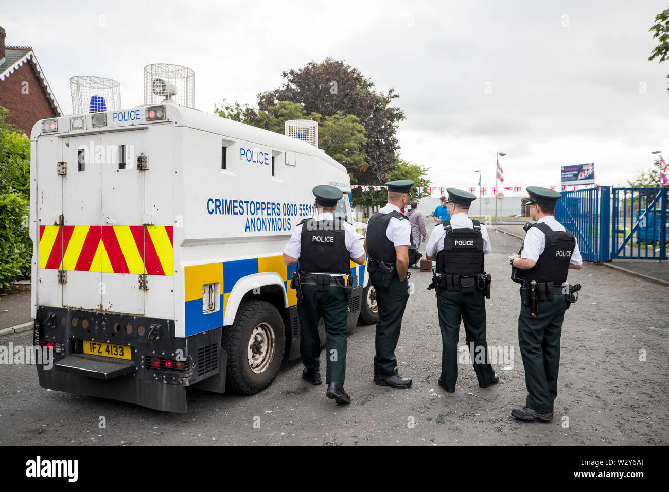 PSNI officers' Volti sfocati da PA immagine scrivania. PSNI ufficiali in piedi fuori dall'entrata Avoniel Leisure Centre, dove un undicesimo falò di notte è stata eretta. La città di Belfast il Consiglio ha ribadito la sua decisione di ieri per la terza volta per rimuovere i materiali da un falò sito accanto al centro. Foto Stock