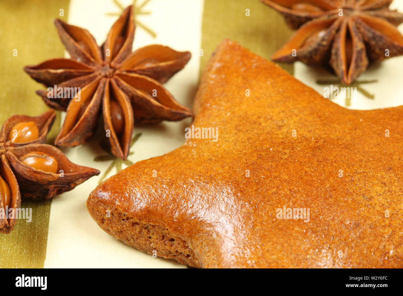 Primo piano della golden gingerbread cookie star con anice stelle Foto Stock