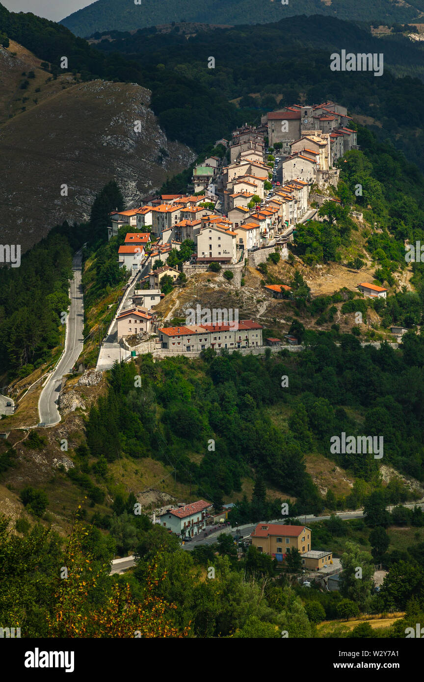 Vista aerea di Opi, villaggio dell'Abruzzo Lazio e Molise Parco Nazionale Foto Stock