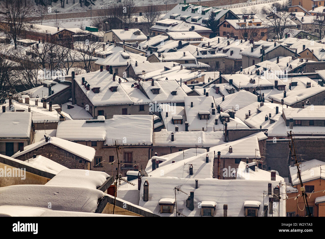 Vista aerea della bella coperta di neve villaggio di Perscasseroli, d'Abruzzo Lazio e Molise Parco Nazionale Foto Stock
