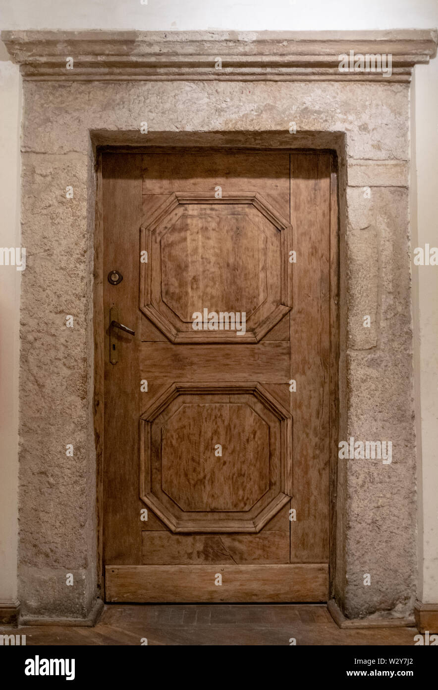 Vecchia porta di legno con carattere nella città di Cracovia in Polonia. Foto viene scattata in Kazimierz, lo storico quartiere ebraico. Foto Stock