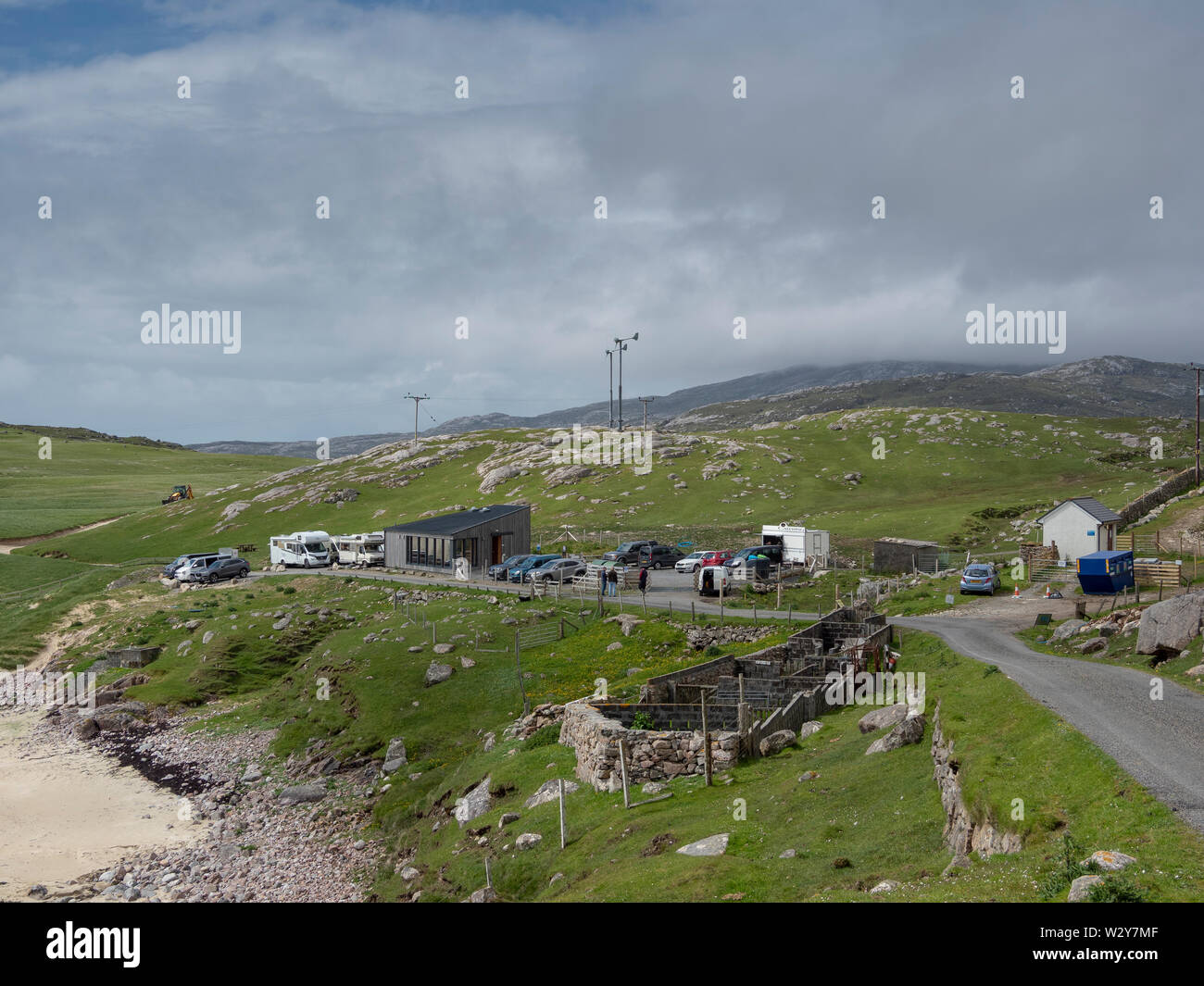 I visitatori, automobili e camper presso il Gateway Huisinis, Isle of Harris, Scozia. Foto Stock