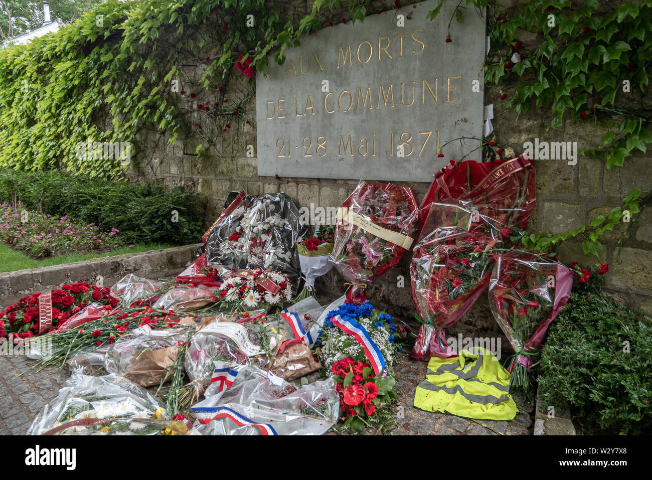 Parigi, Francia - 28 Maggio 2019: la parete communards presso il Cimitero di Pere Lachaise. La parete è diventato il simbolo del popolo della lotta per la loro libertà. Foto Stock
