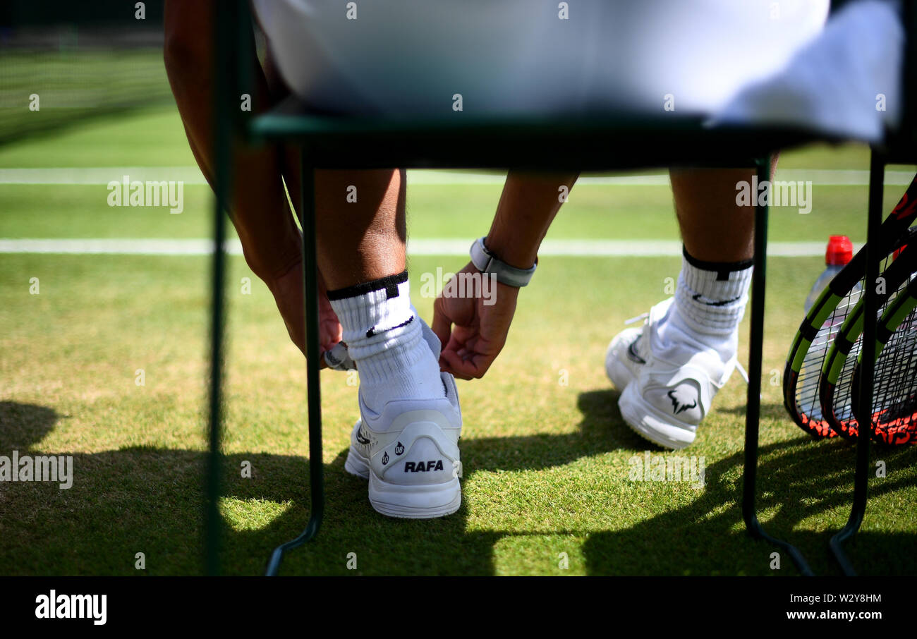 Rafael Nadal lega il suo lacci della scarpa sul giorno dieci dei campionati  di Wimbledon al All England Lawn Tennis e Croquet Club, Wimbledon Foto  stock - Alamy