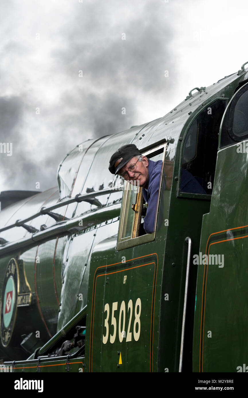 Il personale di scorta treno sulla marina mercantile classe locomotiva a vapore "Clan" linea Foto Stock